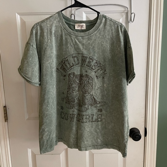 NWT Western design tshirt. - Picture 1 of 5